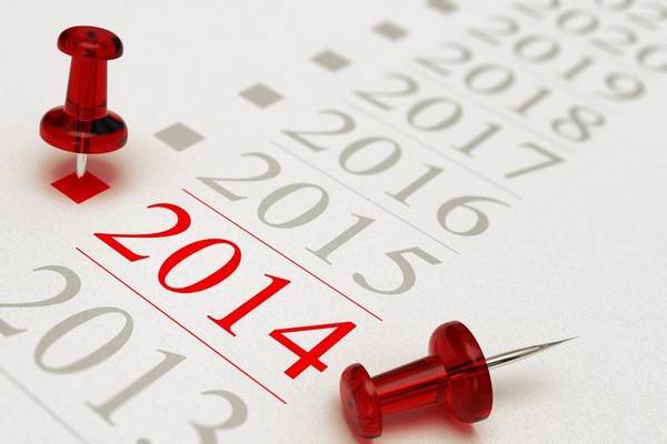 Photo d'un calendrier avec deux épingles rouges autour de l'année 2014.
