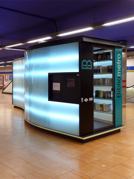 Photo d'une bibliothèque dans le métro à Madrid.