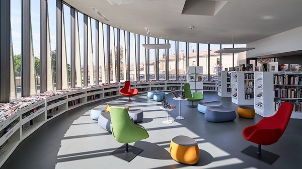 Vue d'un salon de lecture de la médiathèque Les Carmes de Perthuis.