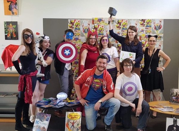 Photo de groupe des Rêveurs déguisés en super-héros.