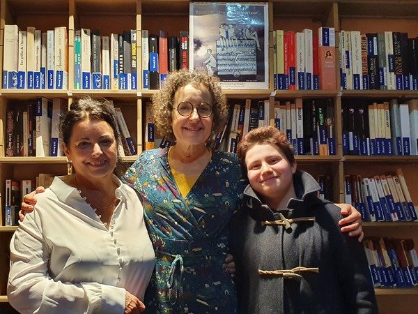Aline Pailler, animatrice, Valérie Beaugier, bibliothécaire, et Anna, lectrice.