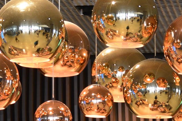 Photographie des luminaires de la bibliotheque DOKK1 à Aarhus (Danemark)