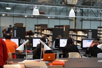 Photographie intérieure de la bibliothèque des Capucins à Brest, avec au premier plan, les écrans