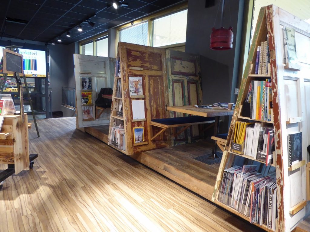Vu des espaces de lectures séparés par par des portes en bois, bibliothèque tous publics de Tøyen.
