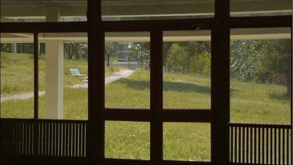 photo du documentaire Valvert représentant une vue vers l'extérieur à travers une porte vitrée et des vitres