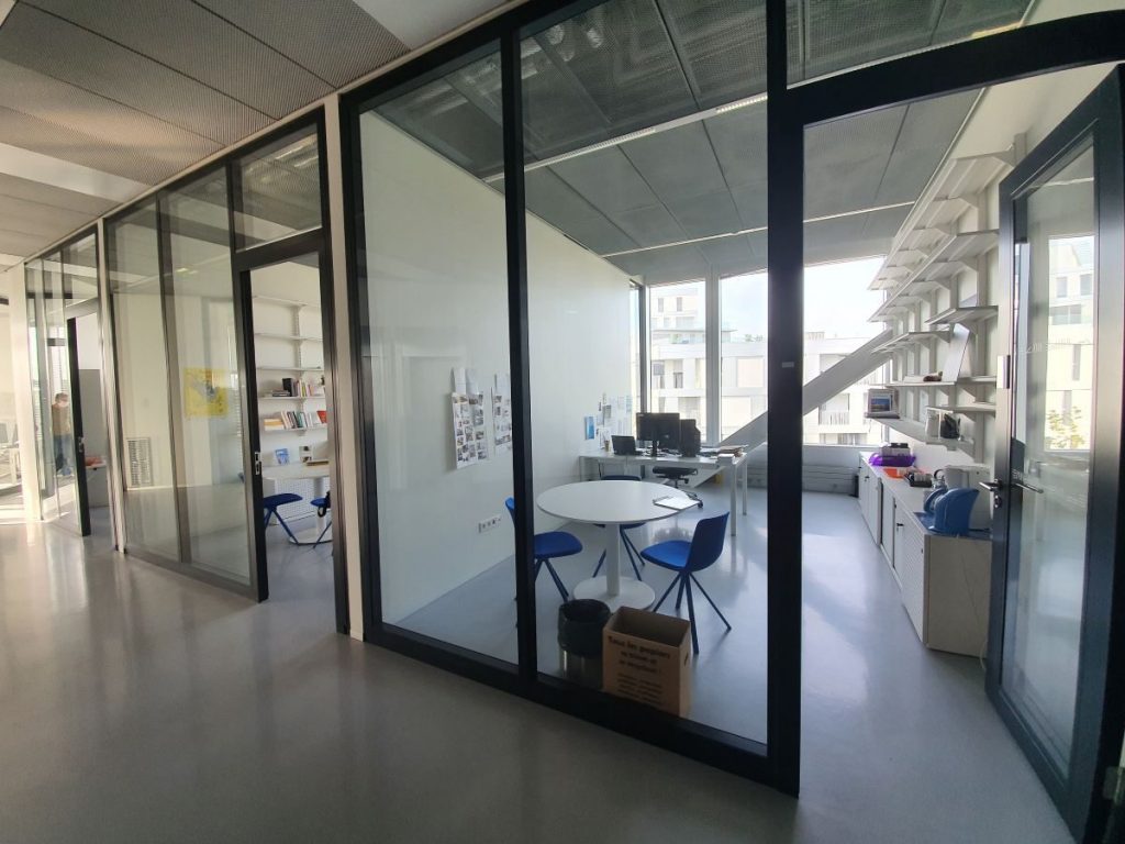 Photographie des bureaux vitrés du personnel de la Bibliothèque Alexis de Tocqueville à Caen