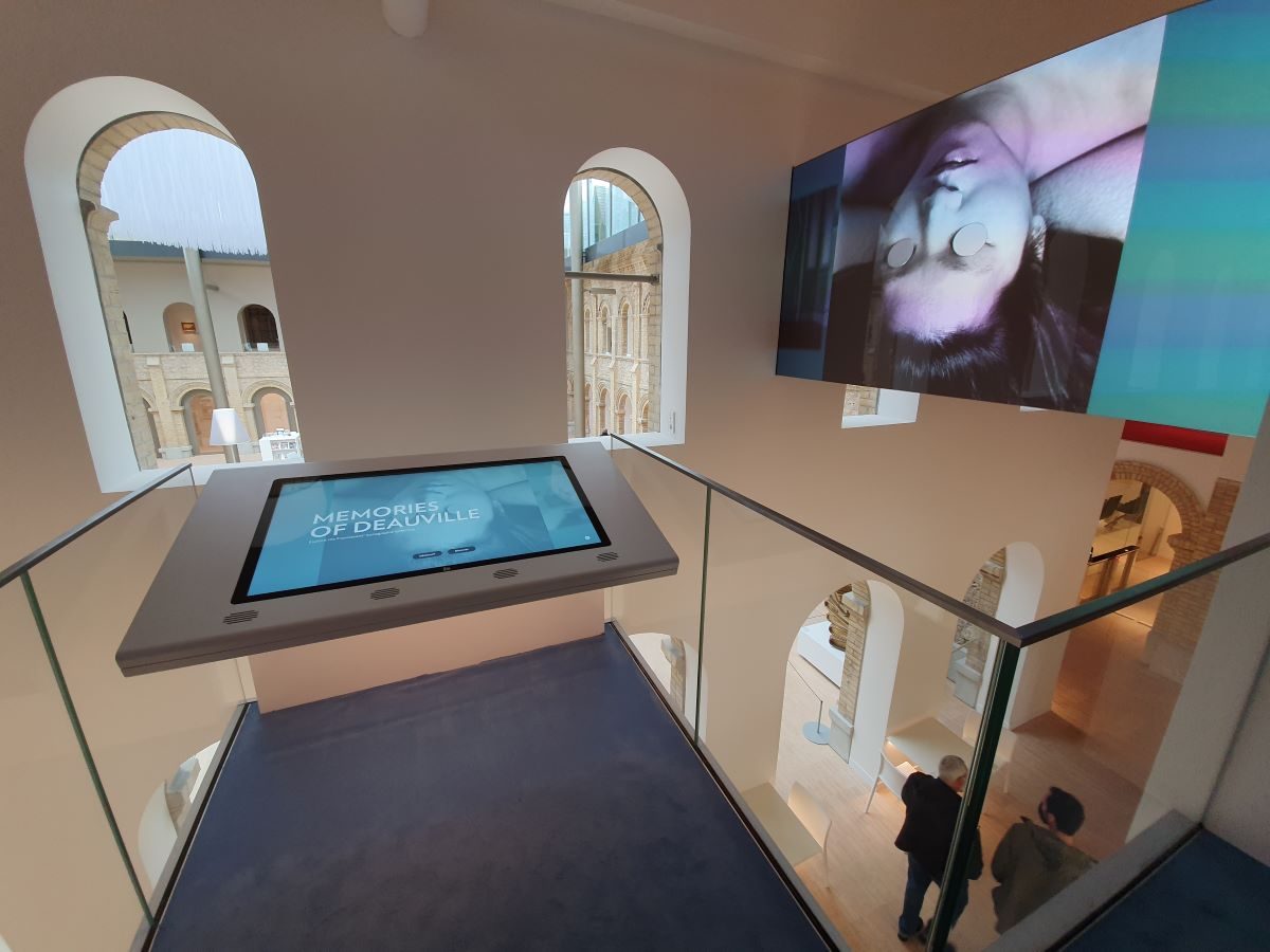 Photographie des écrans qui projettent les expositions choisies sur les tablettes par les usagers des Franciscaines à Deauville