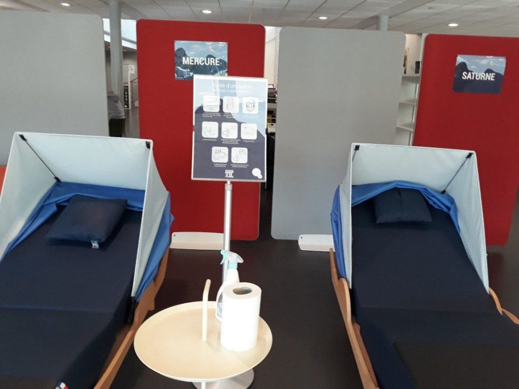 Photographie des cocons de sieste installés dans la bibliothèque universitaire Madeleine Brès (Caen)