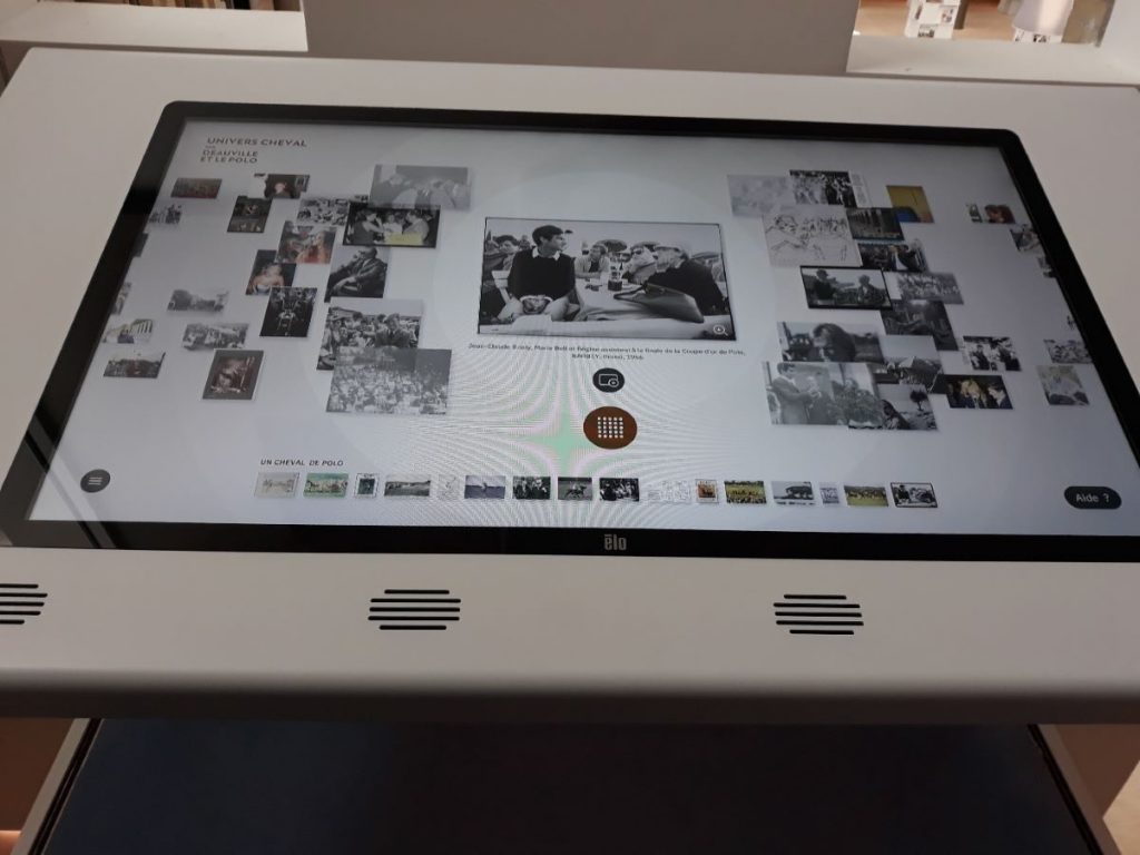 Photographie d'une tablette tactile à disposition des usagers des Franciscaines (Deauville) pour créer leur propre exposition virtuelle