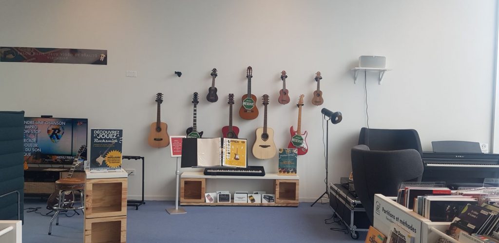Photographie du mur d'instruments de musique à l'Antipode
