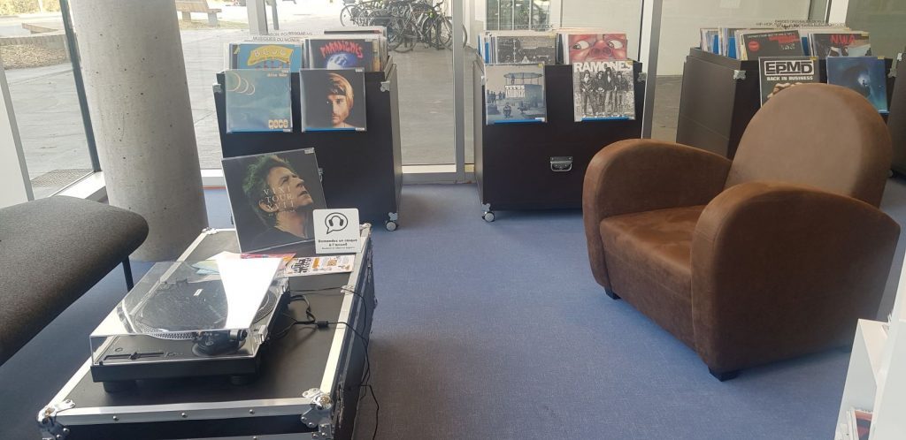 Photographie du salon musique avec son fauteuil club et sa platine vinyle