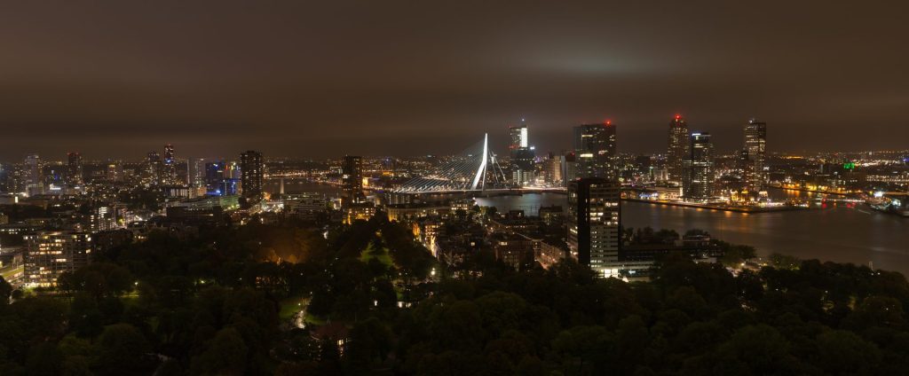 Vue nocturne de Rotterdam