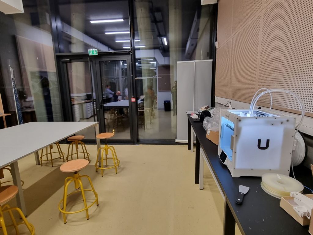 Photographie de l'établi et de l'imprimante 3D du fablab de l'Atelier à Vaulx-en-Velin