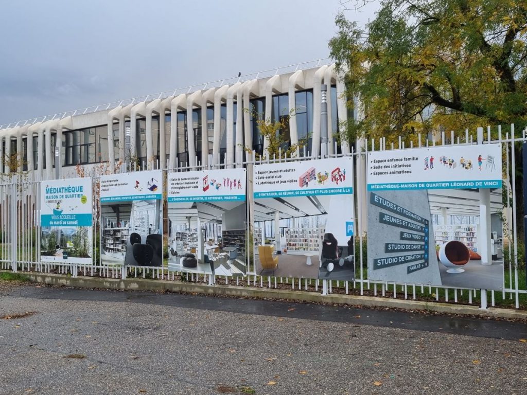 Photographie de la façade de l'Atelier médiathèque maison de quartier à Vaulx-en-Velin