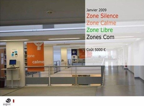 Capture de la présentation de la signalétique de la Bibliothèque universitaire d’Angers : diversification des espaces : zone .com ; zone calme ; zone Silence. Le zonage permet aux utilisateurs de choisir l’endroit qui leur convient pour chaque usage.