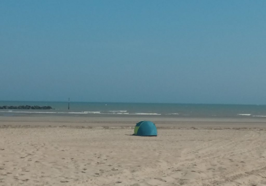 Fin du congrès de l'ABF 2023 : une tente sur la plage de Malo-les-bains ©Bpi