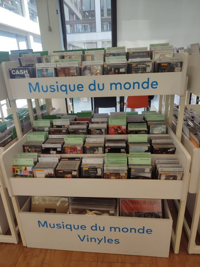 Photo du bac de CD et vinyles Musiques du monde à la médiathèque La grande plage de Roubaix
