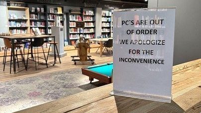 Une pancarte « Les PC sont hors service. Nous vous prions de nous excuser pour la gêne occasionnée », à la bibliothèque ??? © Charlotte Hénard