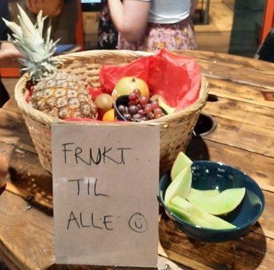 Photo d'une panière pleine de fruit avec une pancarte « Fruits pour tous :) » à Tøyen © Bpi