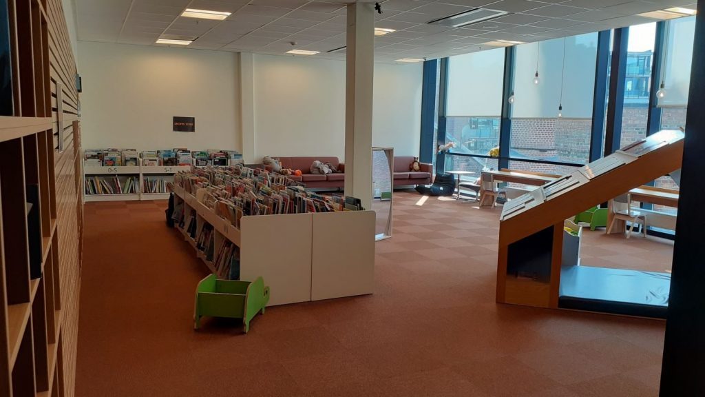 Salle de lecture jeune public de la bibliothèque de Drammen © Bpi