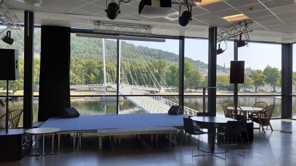 Scène principalede la bibliothèque Drammen avec vue sur la rivière © Bpi