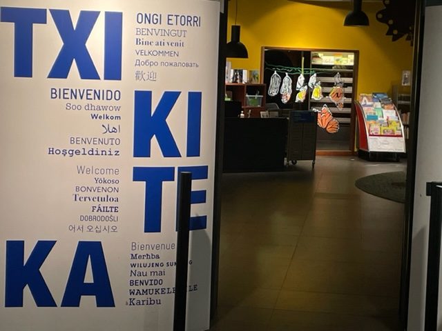 Photo de l'entrée de l'espace jeunesse de le médiateka BBK de Bilbao, Txikiteka (petit à petit) en basque, avec "bienvenue" écrit en une multitude de langue © Bpi
