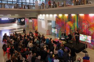 Rencontre littéraire en public dans le forum du Centre Pompidou.