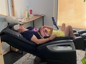 Séance de fauteuil massant lors d’un temps de répit parental à la médiathèque.