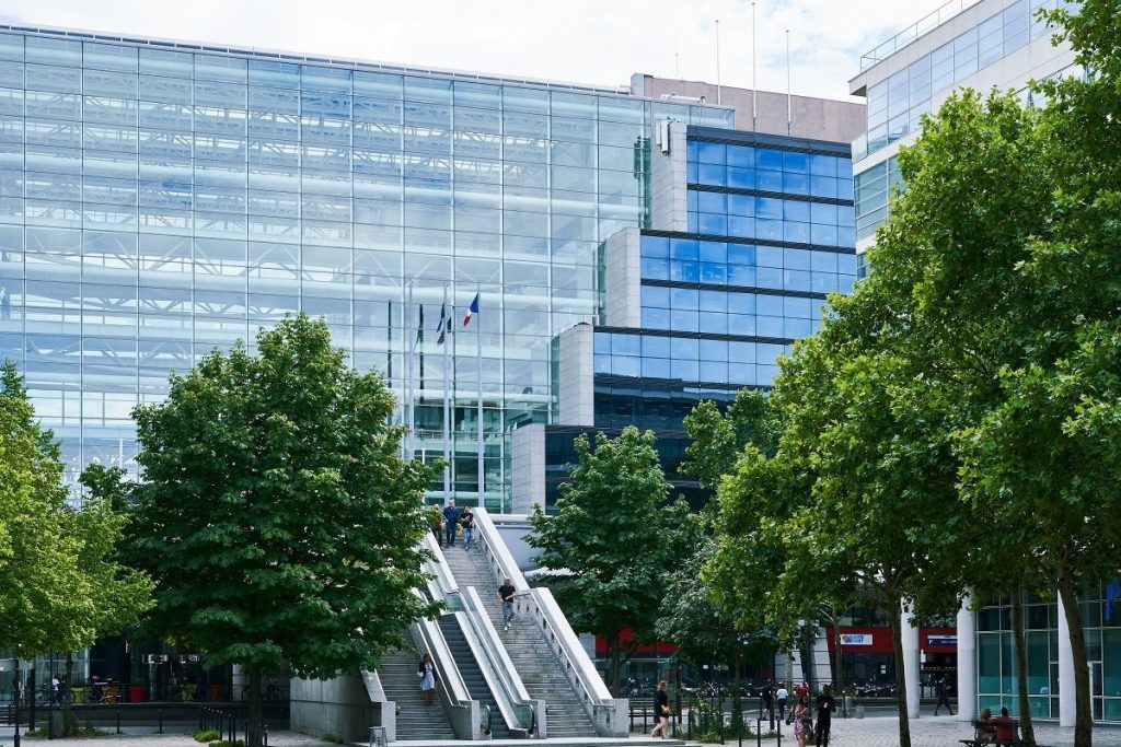 Façade vitrée du bâtiment Lumière dans le 12ème arrondissement de Paris