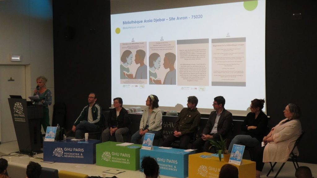 Des bibliothécaires et soignants présentent leurs actions sur la scène de l’auditorium de l’Hôpital Sainte-Anne