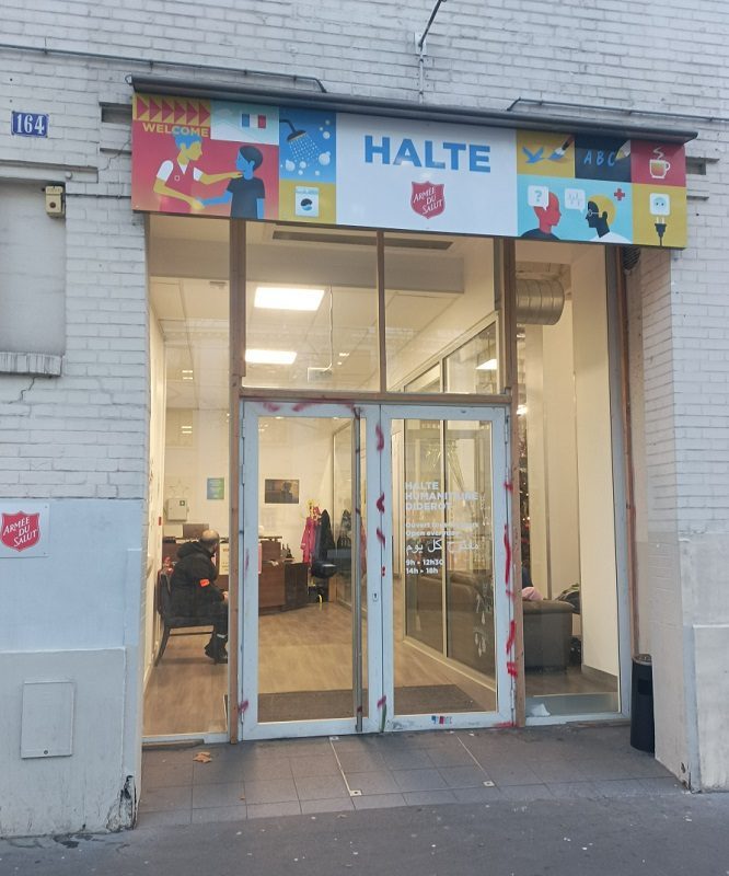 Porte d’entrée de la halte humanitaire à Paris