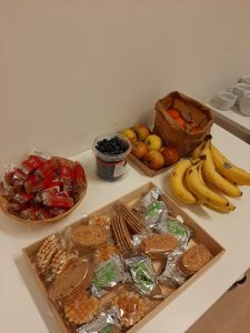 Table de collation avec des biscuits et des fruits