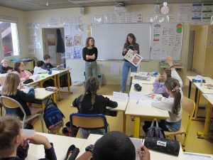 Deux enseignantes font cours à des élèves de primaire