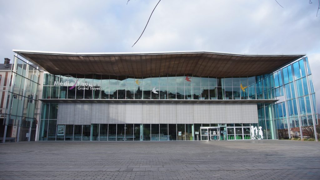La façade de la médiathèque Jacques-Chirac