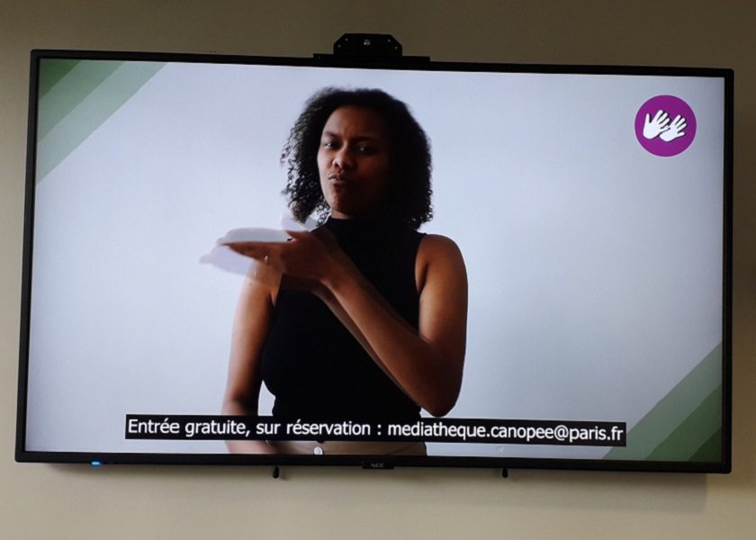 Écran montrant une bibliothécaire sourde s’exprimant en LSF
