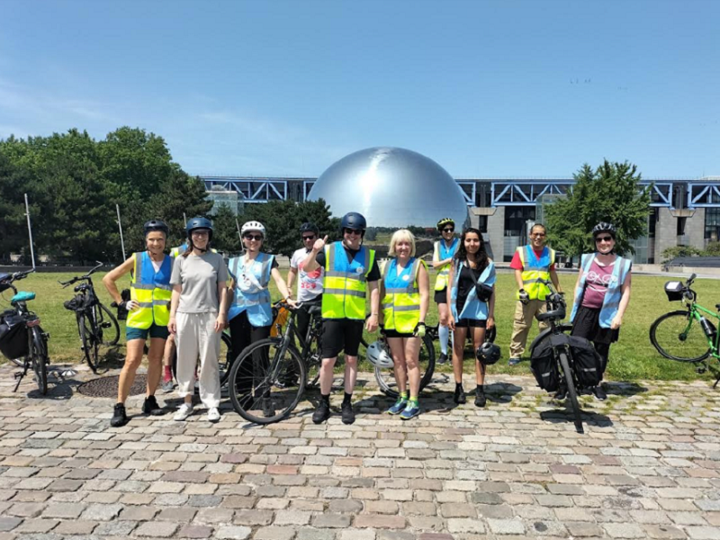 Les cyclothécaires posent au soleil devant la Cité des sciences et de l’industrie