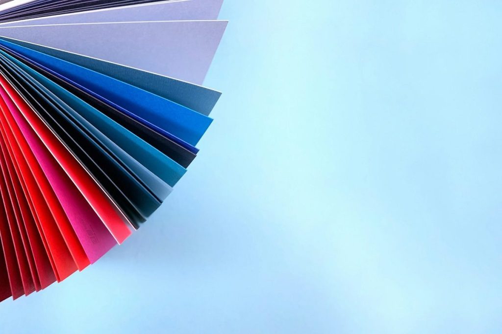 Éventail de dossiers colorés