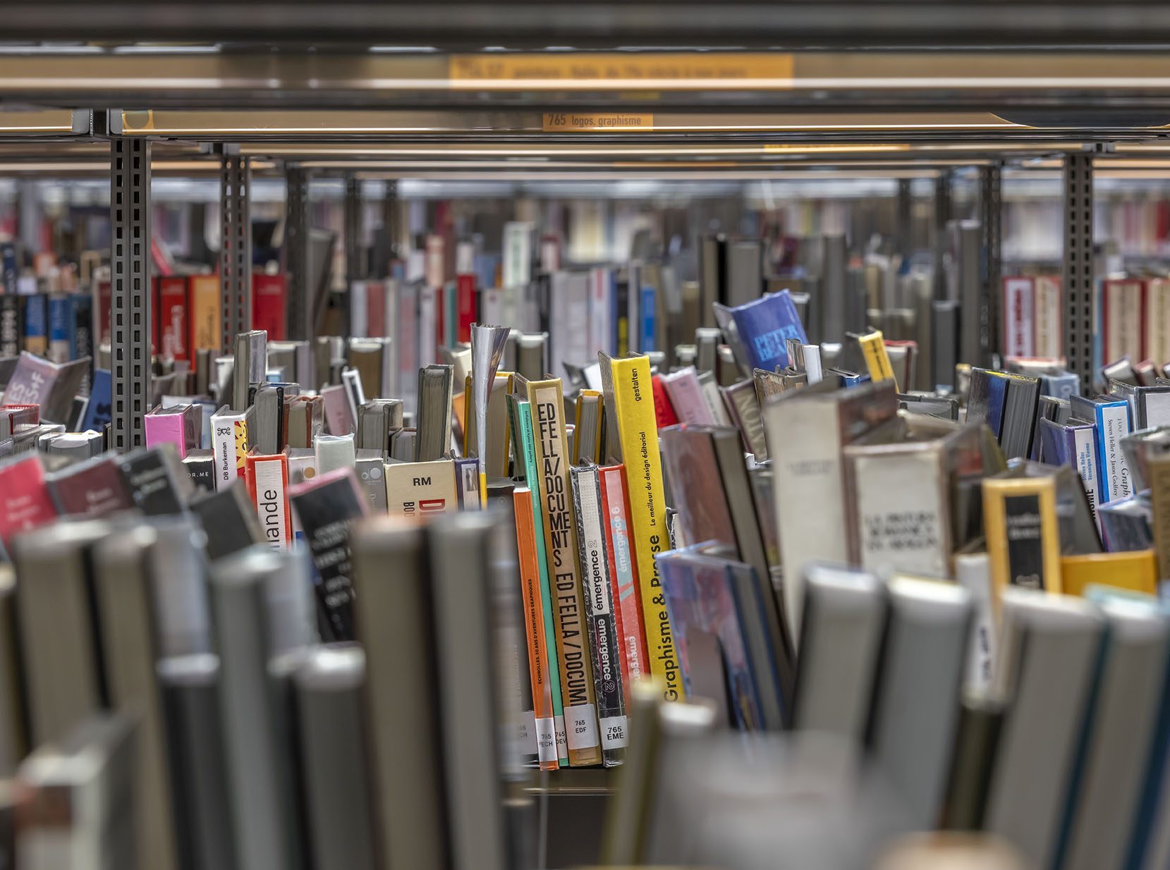 Livres sur les rayonnages de la Bpi © Luc Boegly