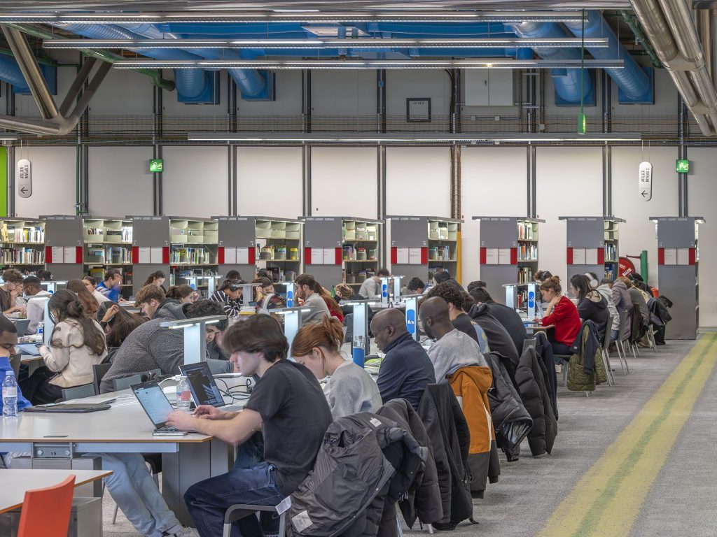 Des étudiants travaillent à la Bpi