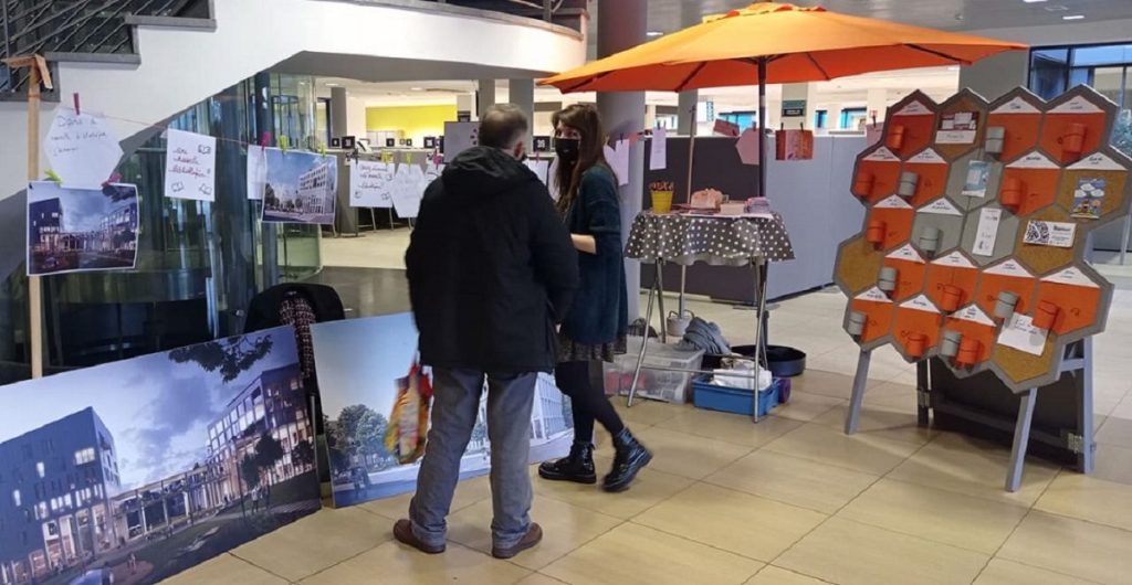 Une bibliothécaire échange avec un habitant Parasol à la Maison des citoyens de Namur.