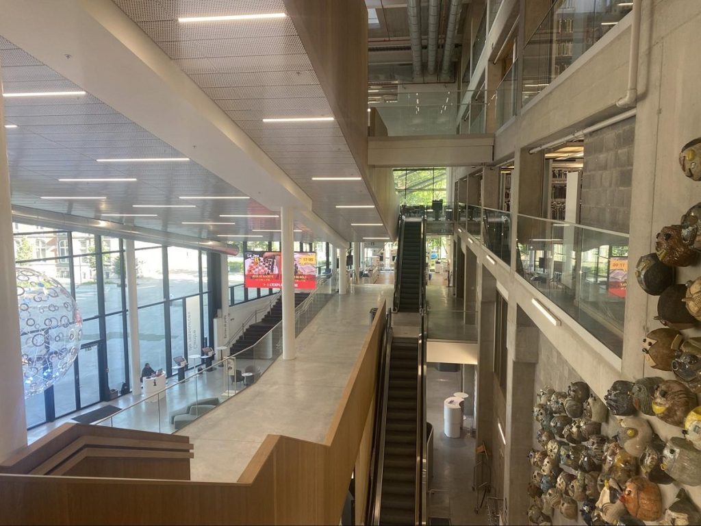 Vue des coursives et des escalators dans le B3 à Liège