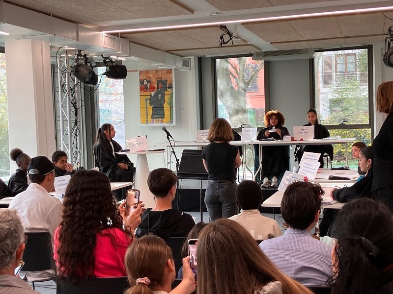 Des élèves de lycée reconstituent un procès d’Assises.