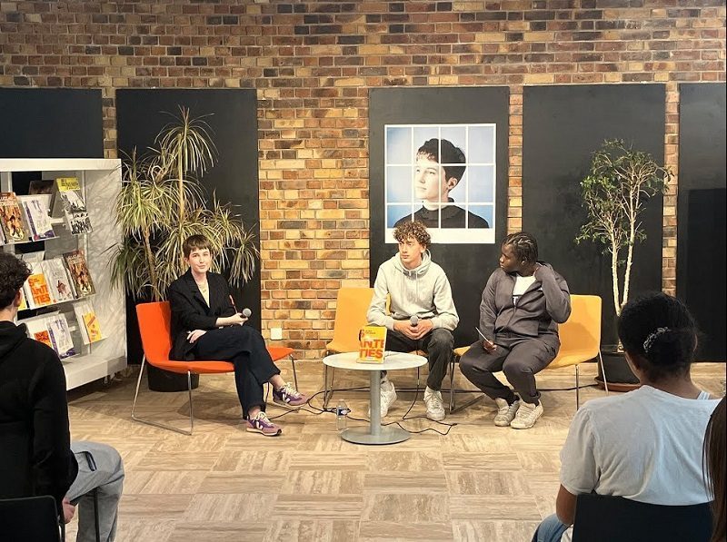 Table ronde avec trois adolescents dans les espaces de la bibliothèques.