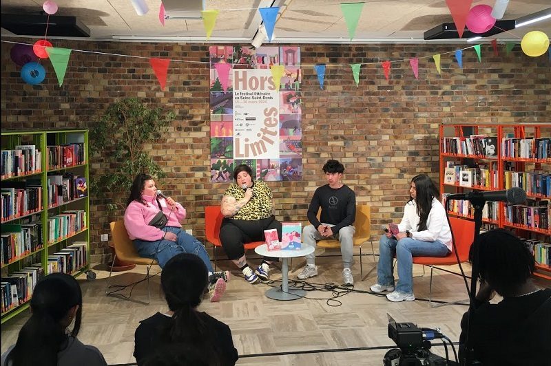 Table ronde avec quatre adolescents dans les espaces de la bibliothèque.