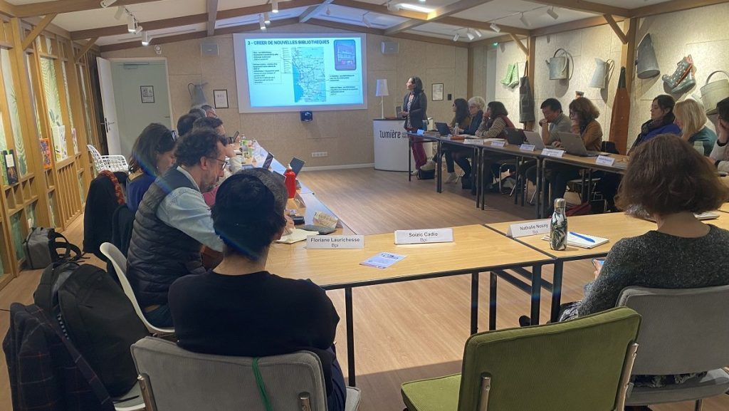 Présentation des bibliothèques de Marseille devant le Conseil de coopération dans une salle de réunion.