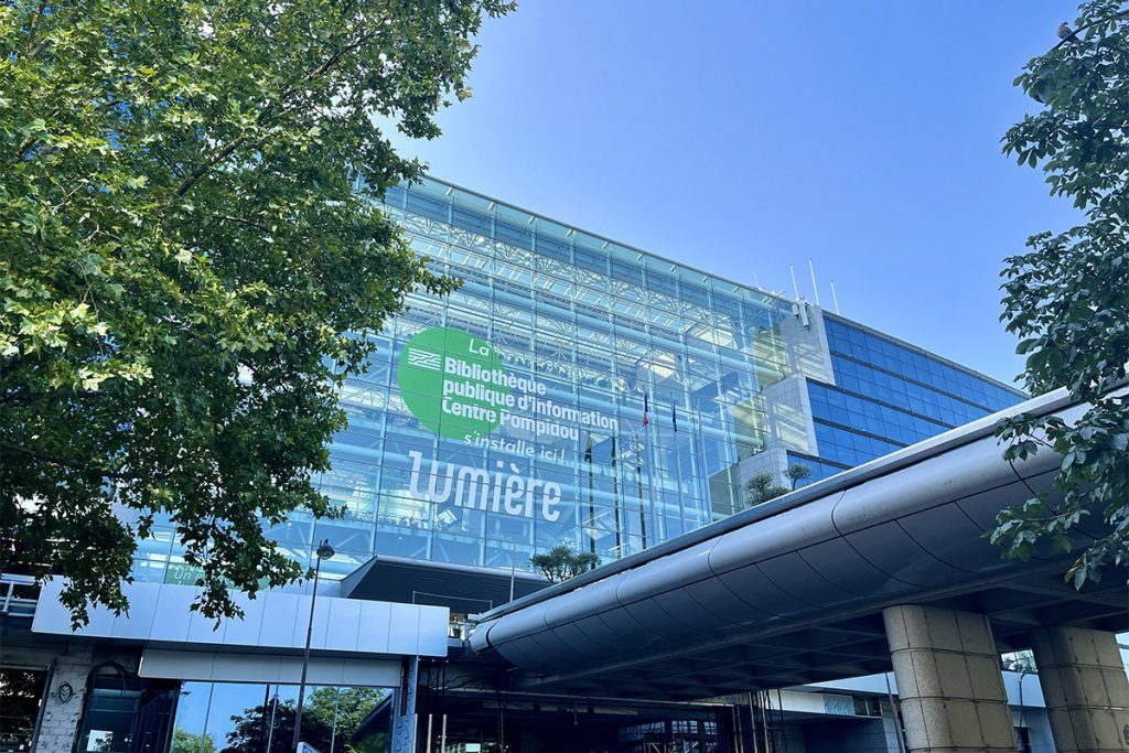 Vue extérieure du bâtiment Lumière, à Paris, sur lequel le nom de la Bpi est inscrit en grand.