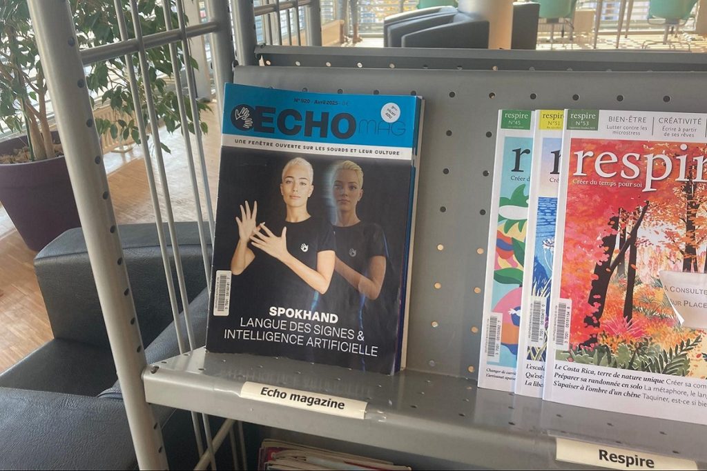 Présentoir de revues dans la bibliothèque. Au premier plan, le magazine "Echo Mag" (n°920, avril 2025), sous-titré "Une fenêtre ouverte sur les sourds et leur culture", avec en couverture un dossier sur Spokhand, un outil de langue des signes et intelligence artificielle. À droite, plusieurs numéros du magazine "Respire".