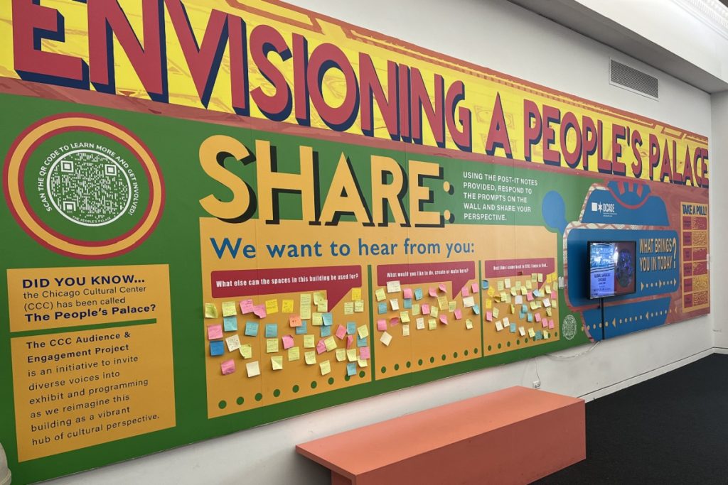 Grande installation participative au Chicago Cultural Center intitulée "Envisioning a People's Palace". Un long mur coloré en vert, rouge et jaune invite les visiteurs à répondre à des questions sur l'avenir du bâtiment en collant des post-it. Les questions posées sont : "What else can the spaces in this building be used for?", "What would you like to do, create or make here?" et "Next time I come back to CCC, I hope to find...". Plusieurs centaines de post-it colorés sont déjà collés. Un écran et une banquette orange complètent le dispositif.