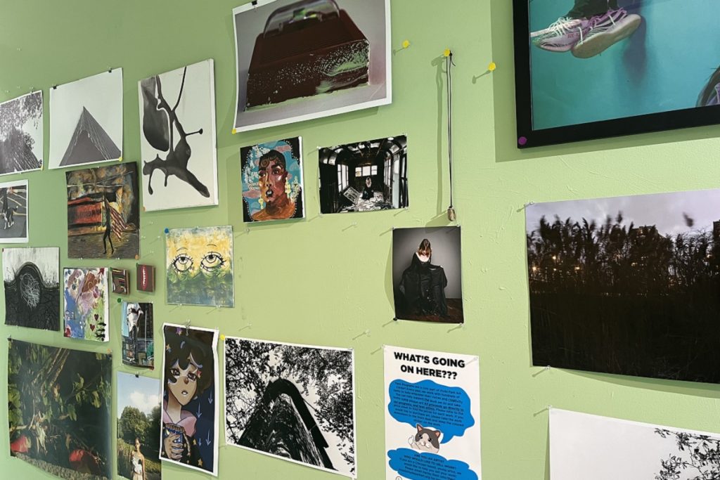 Mur d'exposition vert clair du Hyde Park Art Center présentant des œuvres réalisées par des adolescents : dessins, photographies, illustrations numériques et peintures de styles variés, épinglées directement sur le mur. Un cartel intitulé "What's going on here???" explique la démarche du programme jeunesse.