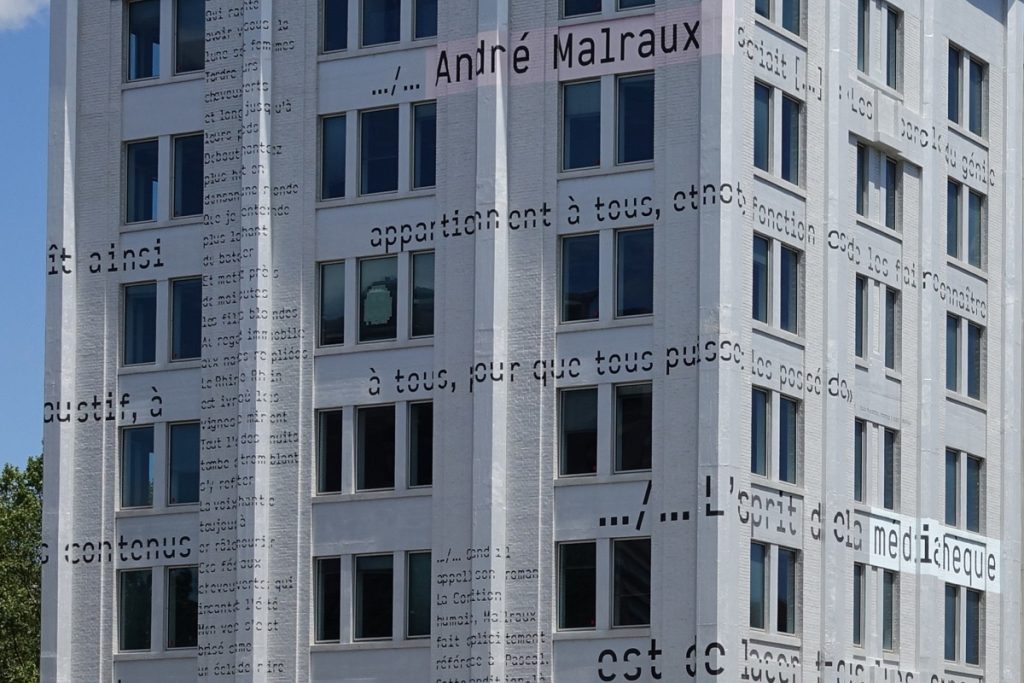 Façade de la médiathèque André Malraux à Strasbourg